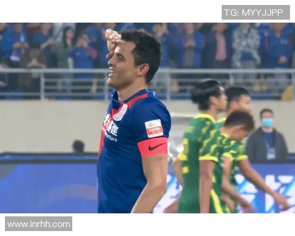 吴曦在最后时刻绝杀上海申花助球队逆转胜利引发球迷热烈欢呼