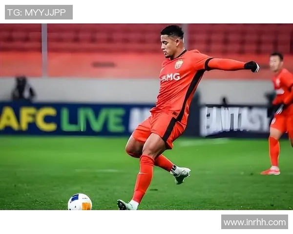 蒋光太凭借头球解围展现防守能力助力球队化解危机的精彩瞬间 蒋光太凭借头球解围展现防守能力助力球队化解危机的精彩瞬间