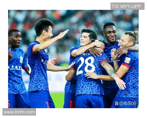 吴曦在最后时刻绝杀上海申花助球队逆转胜利引发球迷热烈欢呼