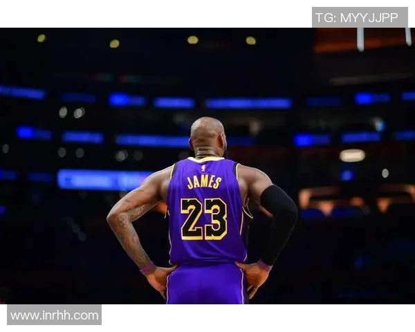 湖人球员詹姆斯因膝盖问题缺席比赛，或将休息一周调整状态